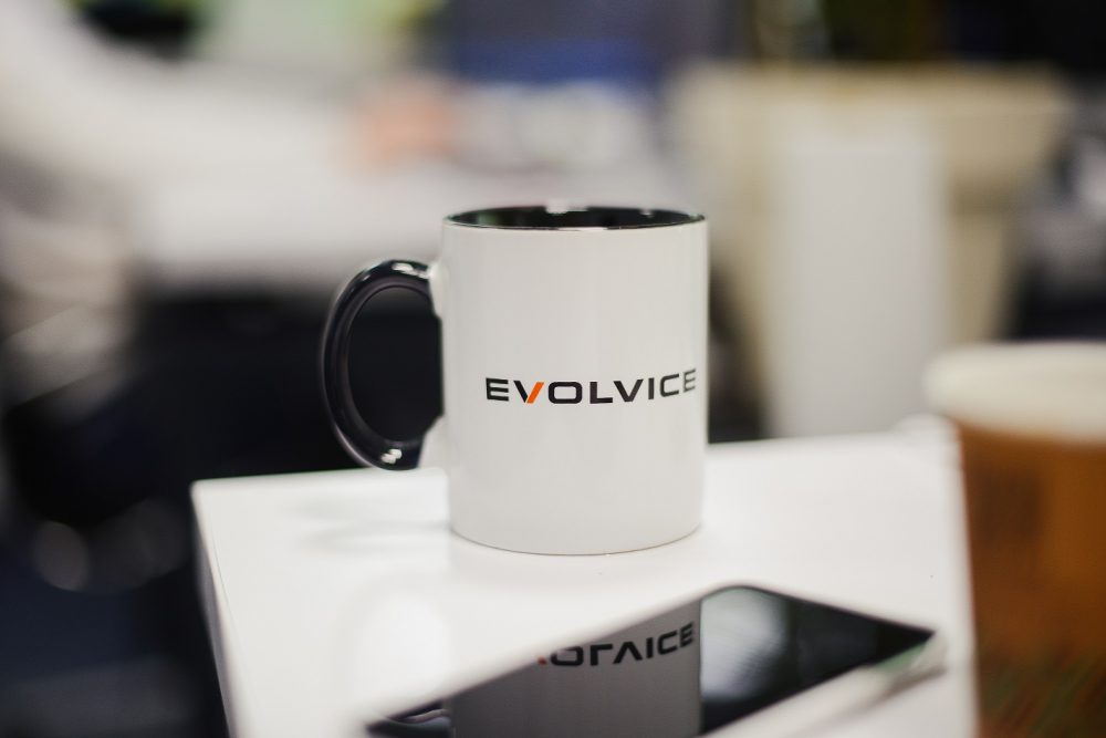 Kaffeetasse mit Evolvice logo.