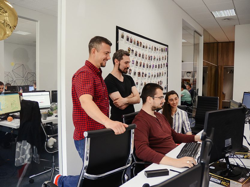 Software Projektmanager und Softwareentwickler während eines Stand up Meetings. Scrum und agile Entwicklung.
